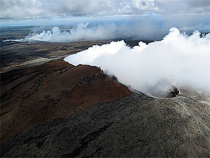 Survol d'un volcan en activité