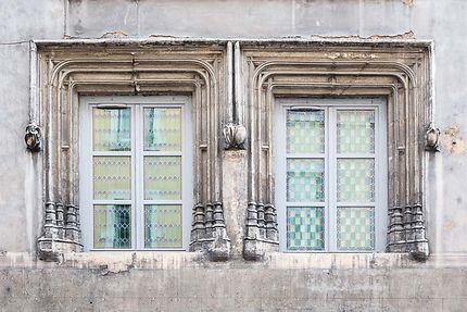 Bourg-en-Bresse, fenêtres avec bel encadrement