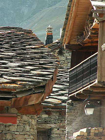 Maisons anciennes en pierre aux toits de lauzes à Bonneval-sur-Arc