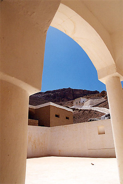 La mosquée ouvre sur la colline