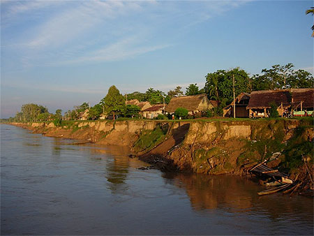 Coucher de soleil sur les rives de l'Amazone Coucher de soleil sur les rives de l'Amazone