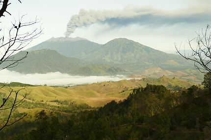 Volcan Barung en éruption