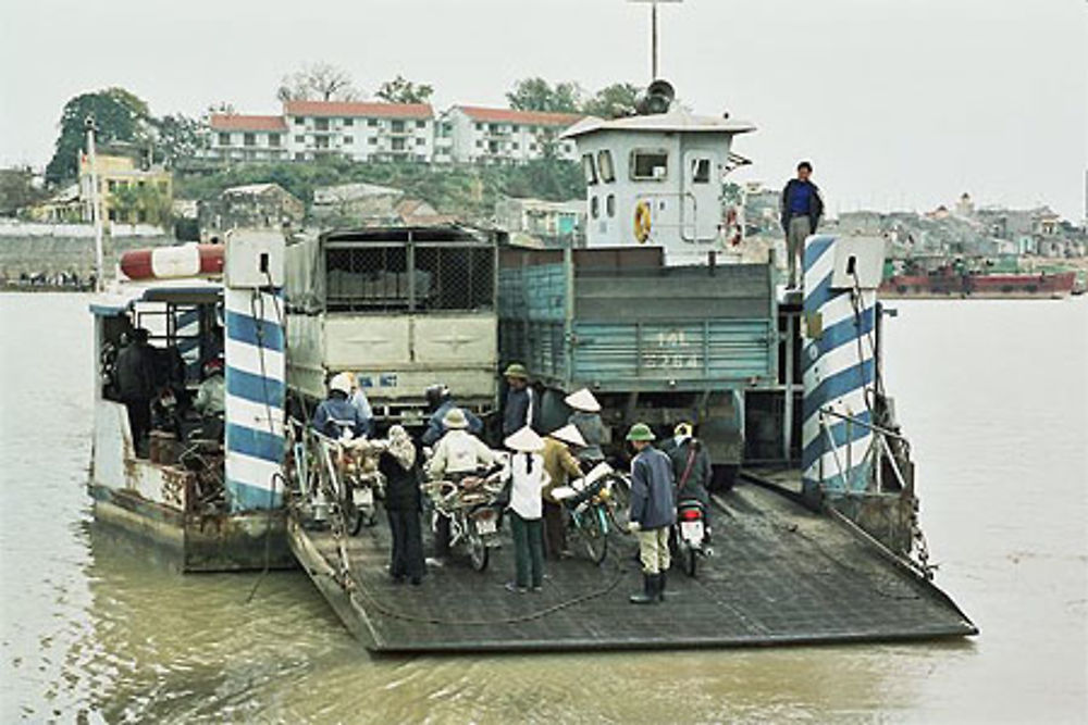 Le bac à Pha Lai
