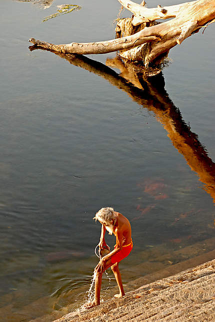 Pèlerin se lavant dans le fleuve Betwa