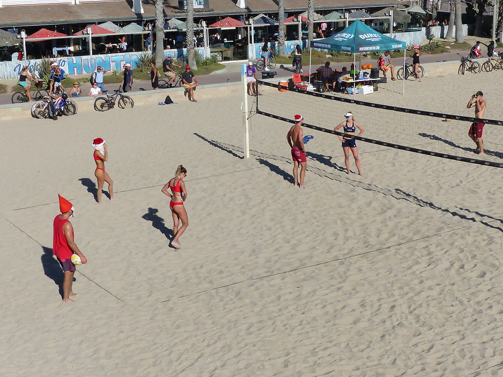 Pères Noël jouant au volley-ball à Los Angeles