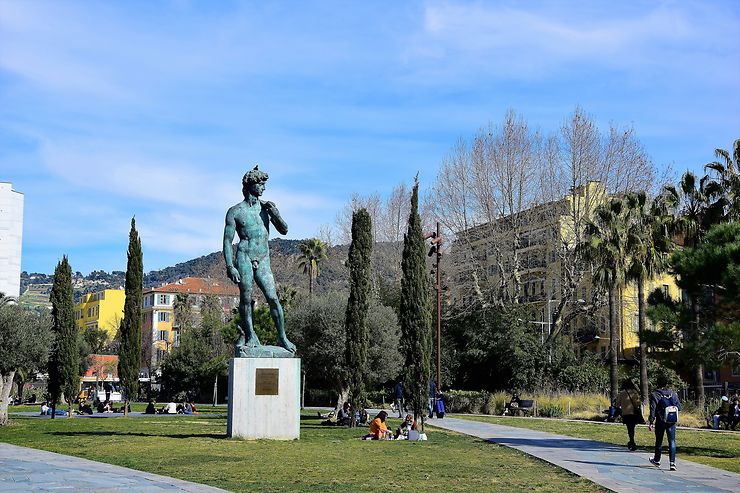 Statue Sur La Promenade Du Paillon Nice Statues Centre Ville Nice Routard Com