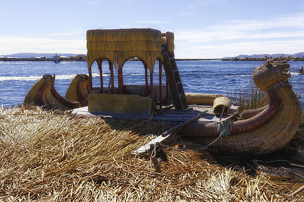 Un des bateaux de roseau du lac Titicaca