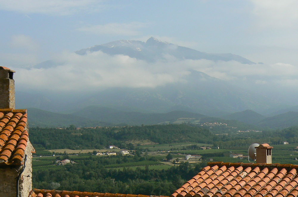 Vue sur le Canigou depuis le village d'Eus