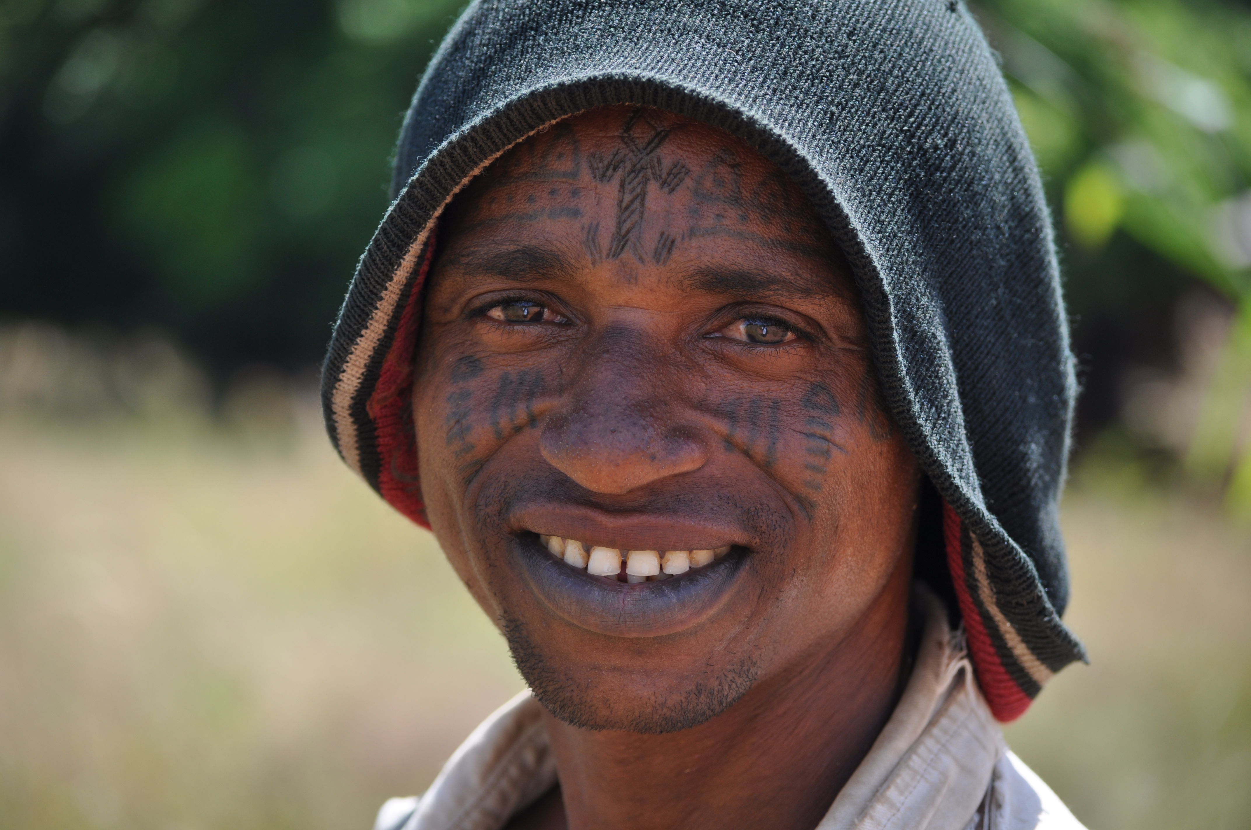 Un jeune nomade très fier d'être photographié 