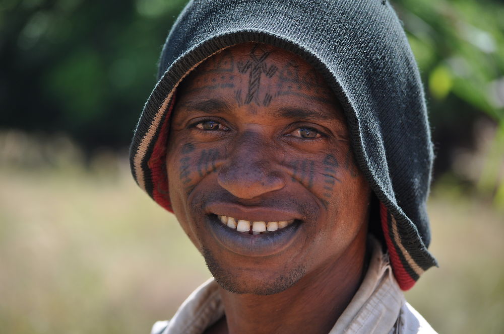 Un jeune nomade très fier d'être photographié 