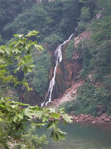 Une chute d'eau Une chute d'eau