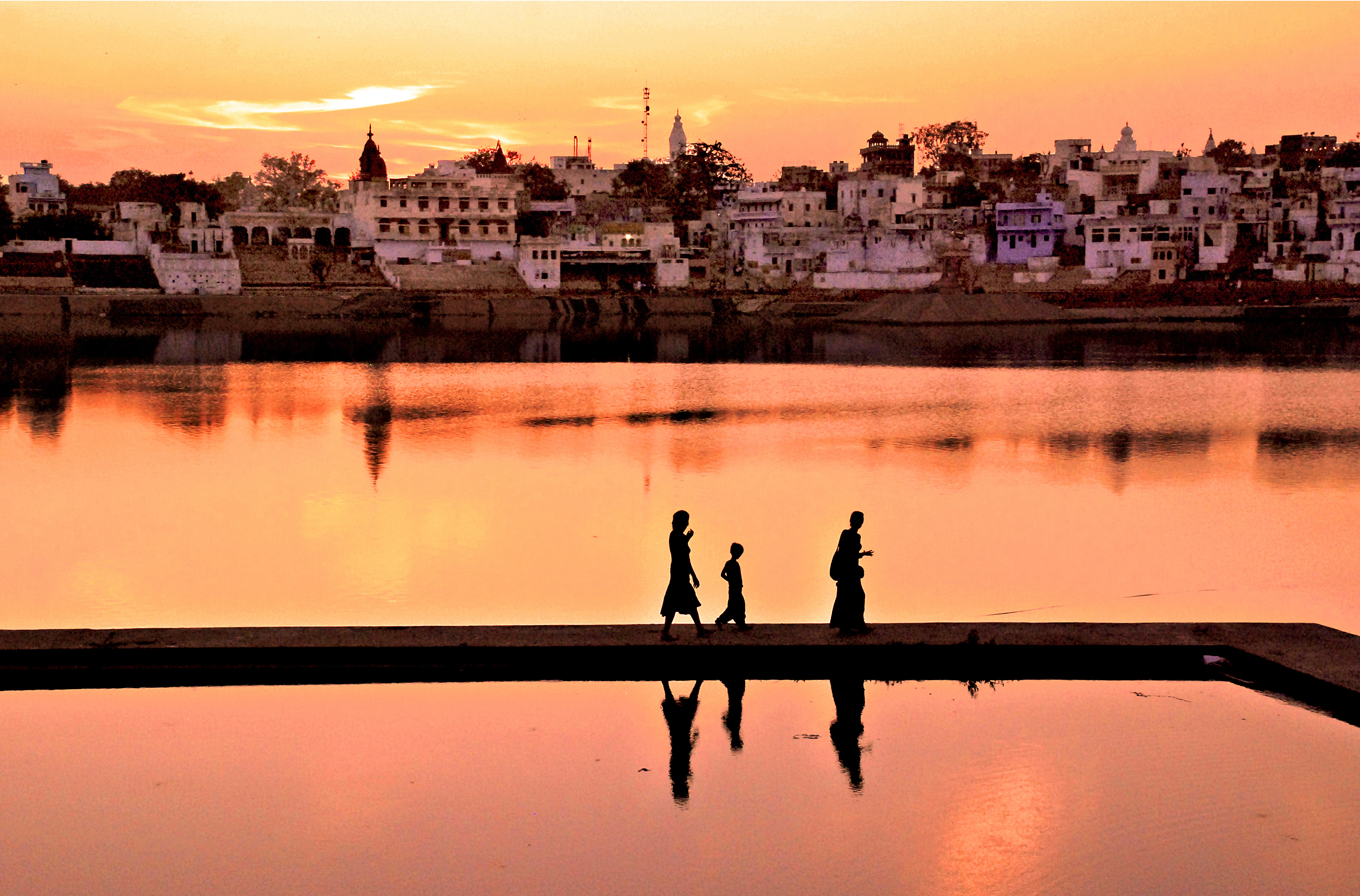 Famille sur les ghats du lac de Pushkar Famille sur les ghats du lac de Pushkar