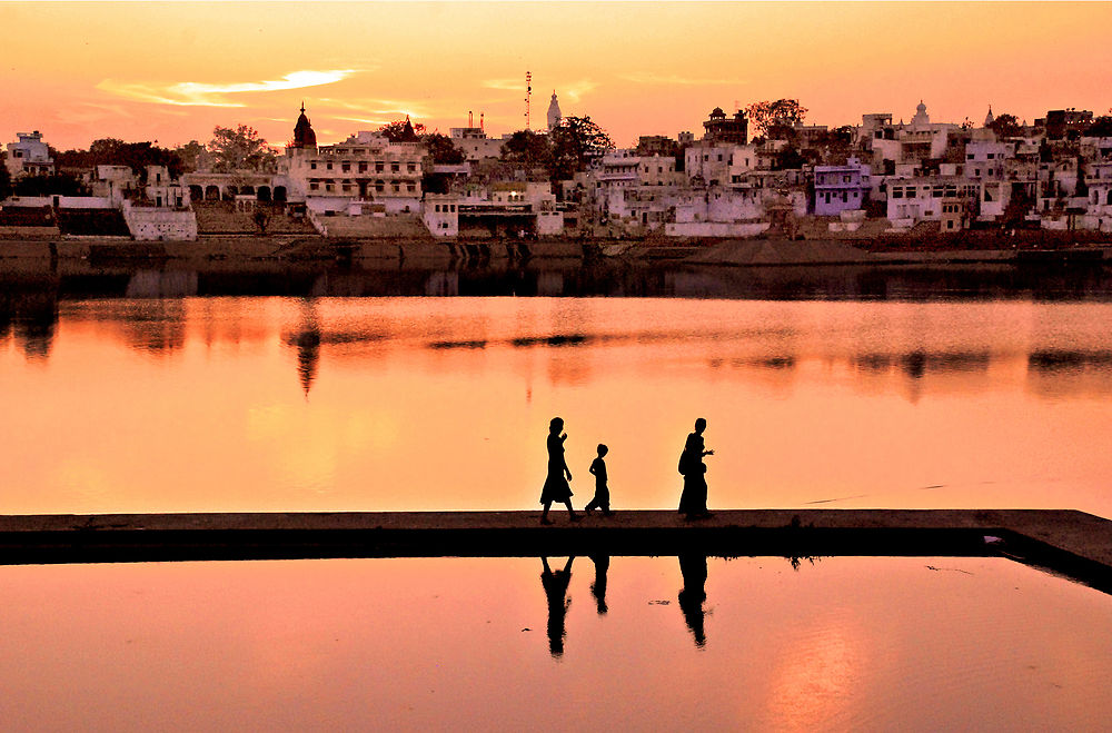 Famille sur les ghats du lac de Pushkar