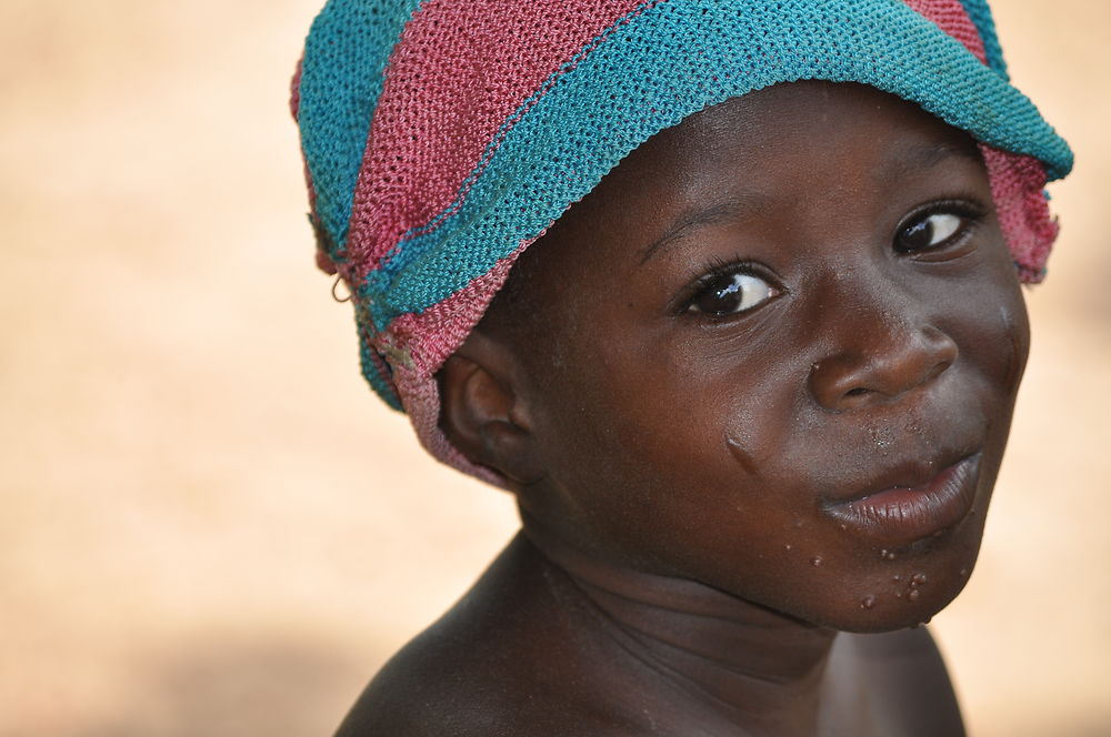 Un jeune nomade très fier d'être photographié 