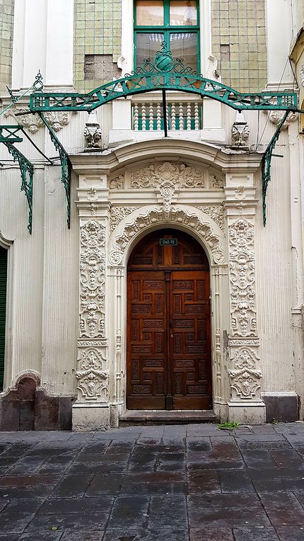 Porte ouvragée à Quito