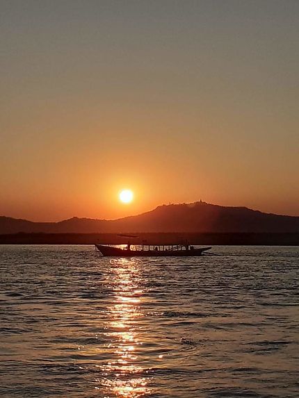 Coucher de soleil sur le fleuve Irrawaddy