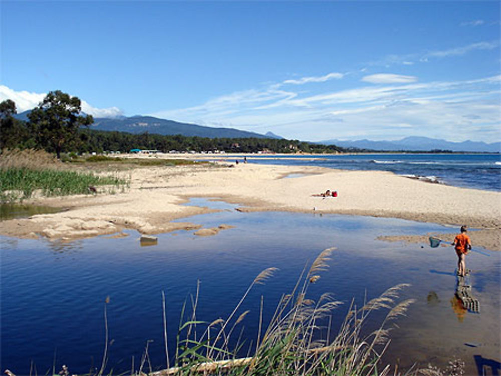 Enfant sur une plage à Solenzara