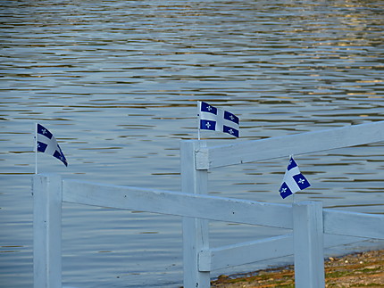 Drapeaux du Québec à Grande-Vallée