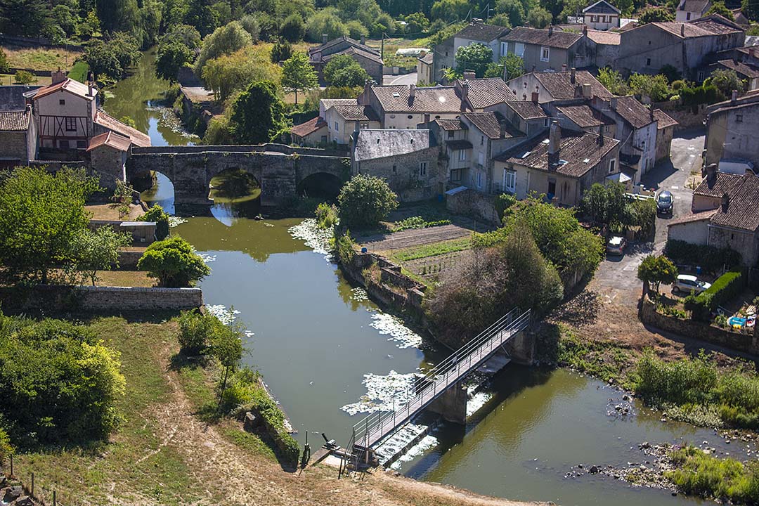 Le pont Saint Paul sur le Thouet Le pont Saint Paul sur le Thouet