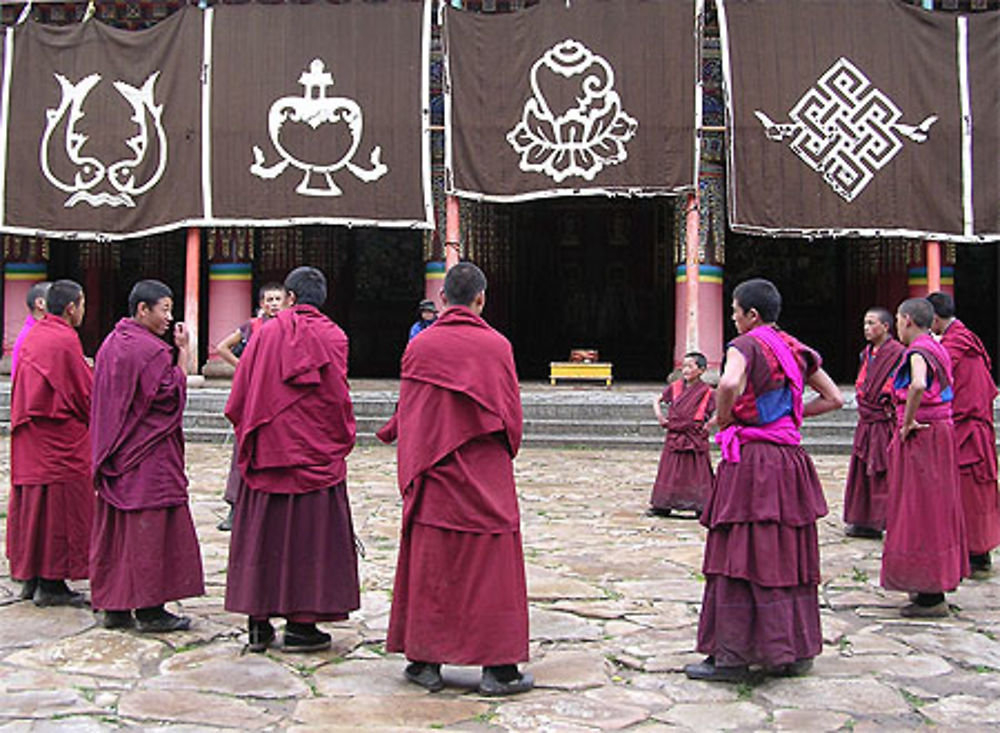 Moines au monastère de Langmusi