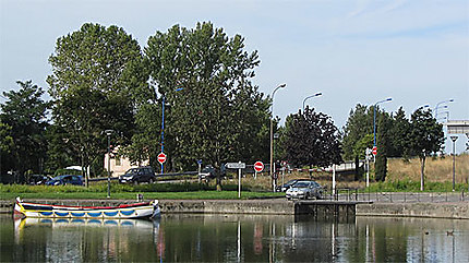 Le Canal du midi à l'Embouchure, ce qui reste de l'écluse de Garonne ... là ou a été posé la première pierre du Canal