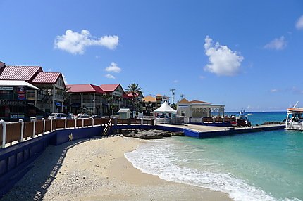 Petite plage dans George Town, sur le port