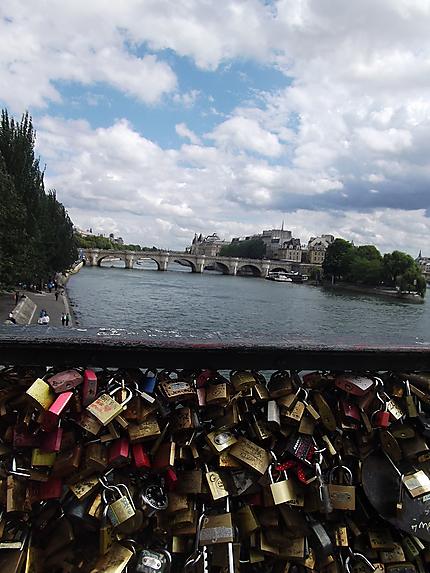 Les cadenas du Ponts des Arts et la Seine