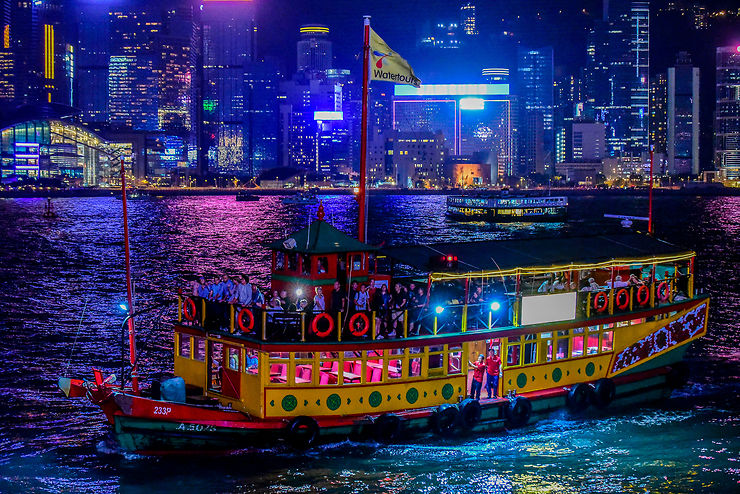 Star Ferry illuminé dans la baie de Hong Kong