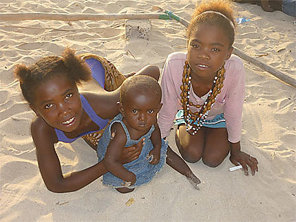Enfants vezo sur la plage 