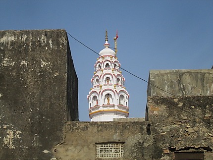 Temple jain au dessus d'un vieil immeuble