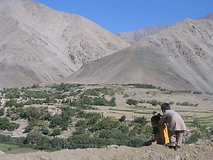Enfants surplombant la vallée du Panjshir