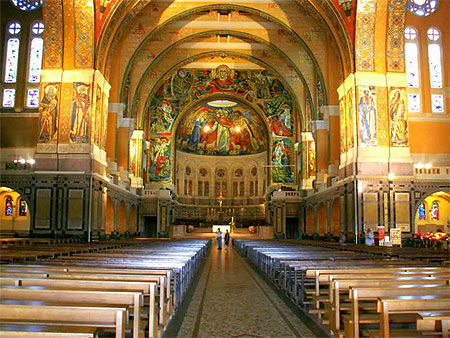 Intérieur de la Basilique Ste Thérèse de Lisieux 