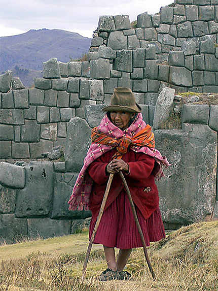Femme à Sacsahuaman