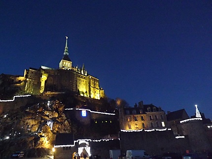 Le Mont St Michel de nuit éclairé pour Noël
