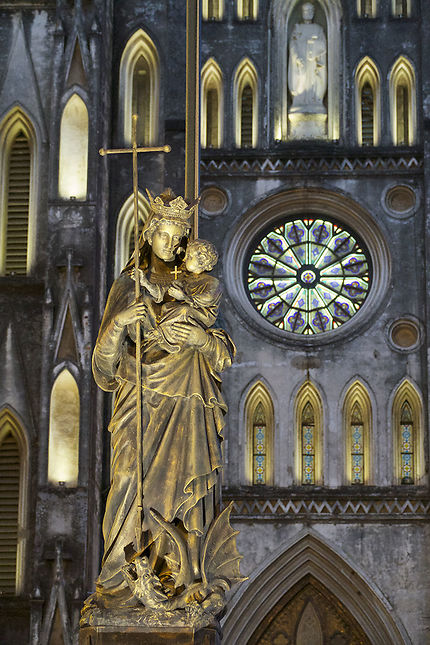 Statue devant la cathédrale Saint-Joseph