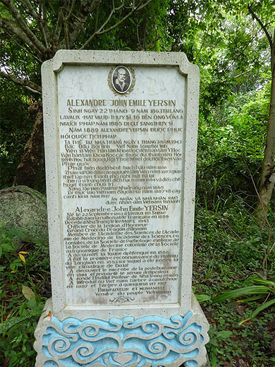 Stèle du tombeau d'Alexandre Yersin Stèle du tombeau d'Alexandre Yersin