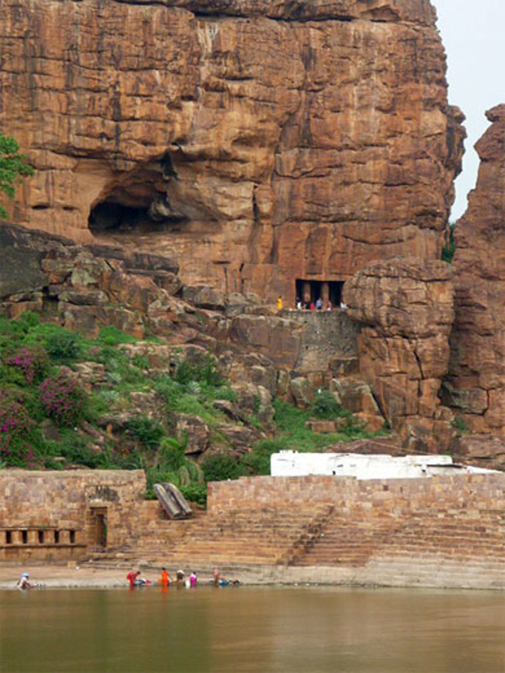 Vue sur la grotte sculptée et les ghats 