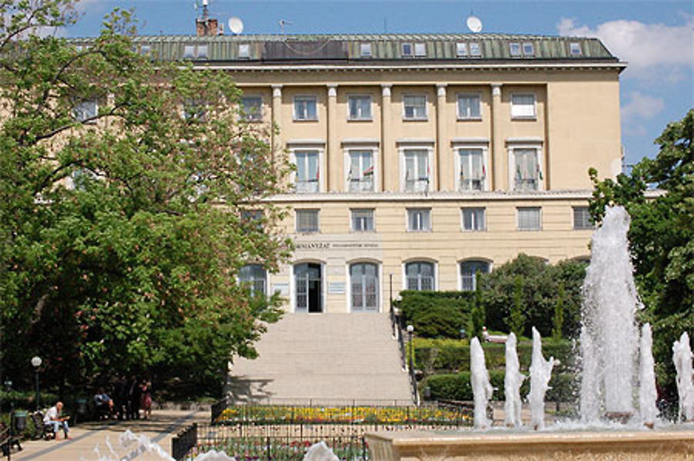 Mairie du 2eme arrondissement, a Buda, et parc Mechwart