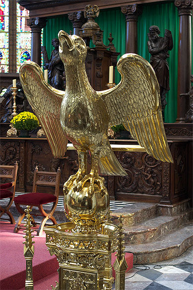 Lutrin à l'aigle, église Ste-Walburge, Furnes, Belgique