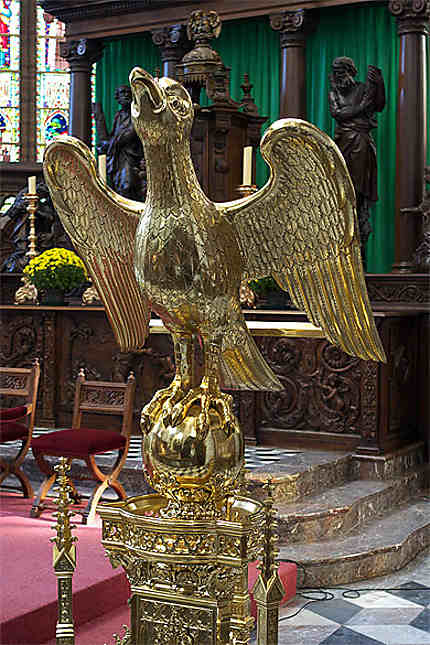 Lutrin à l'aigle, église Ste-Walburge, Furnes, Belgique