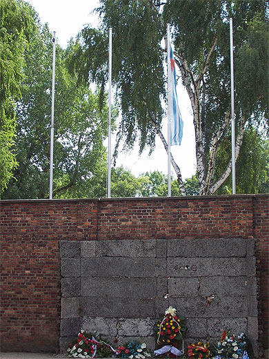 Auschwitz : le mur des fusillés Auschwitz : le mur des fusillés