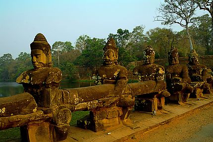 Les gardes de la porte sud d'Angkor Thom