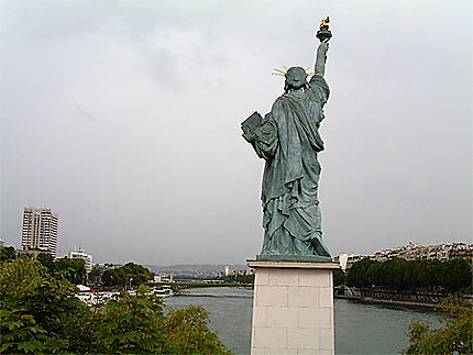 Le pont Mirabeau vu de la statue de la liberté