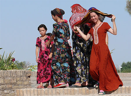 Femmes en pélerinage à Kunya Urgench Femmes en pélerinage à Kunya Urgench