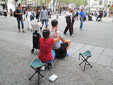 Massages (scène de rue) centre Pompidou