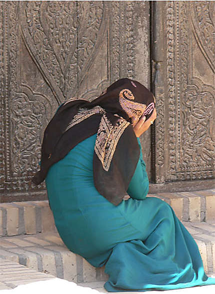 Femme en prière devant le mausolée de Sultân'Aliî
