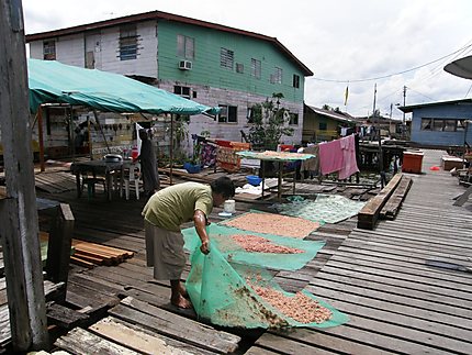Séchage des crevettes sur la ville flottante