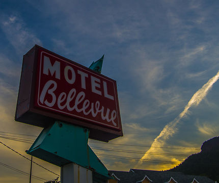 Enseigne du motel Bellevue Perce