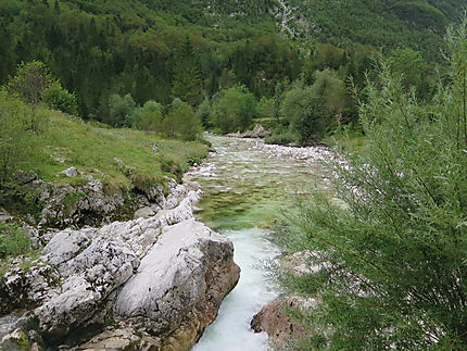 Rivière cristalline en Slovénie