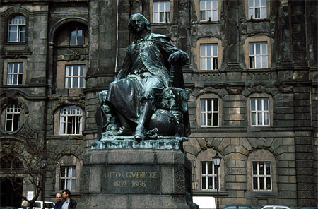 Statue d'Otto Von Guericke Statue d'Otto Von Guericke